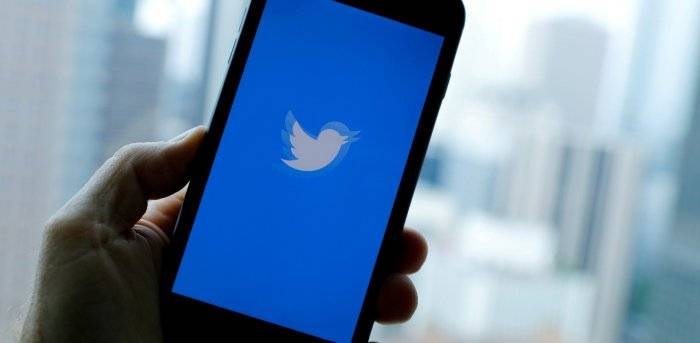 Russia slows Twitter over 'illegal' posts in tech standoff