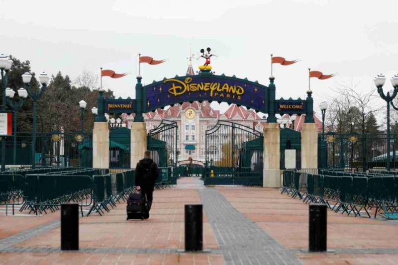 Disneyland Paris postpones re-opening again