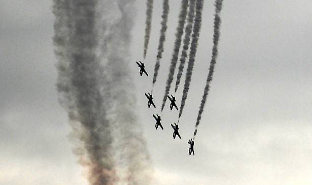 Jets thunder in Pakistan Day parade rehearsal