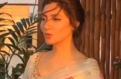 Mahira Khan teases crew with distanced kiss