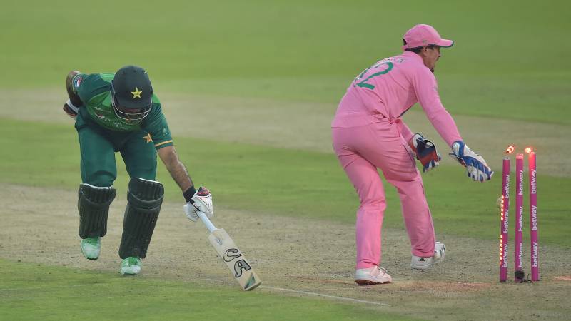 De Kock escapes fake fielding charge after Zaman run out