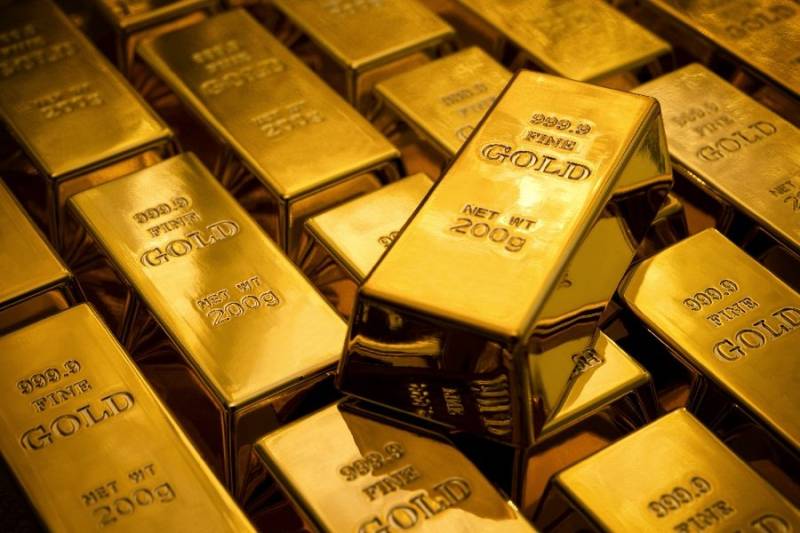 Gold price decreases by Rs700 in Pakistan