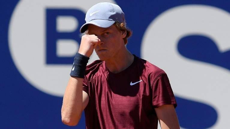 Teenager Sinner beats Rublev to reach Barcelona last four