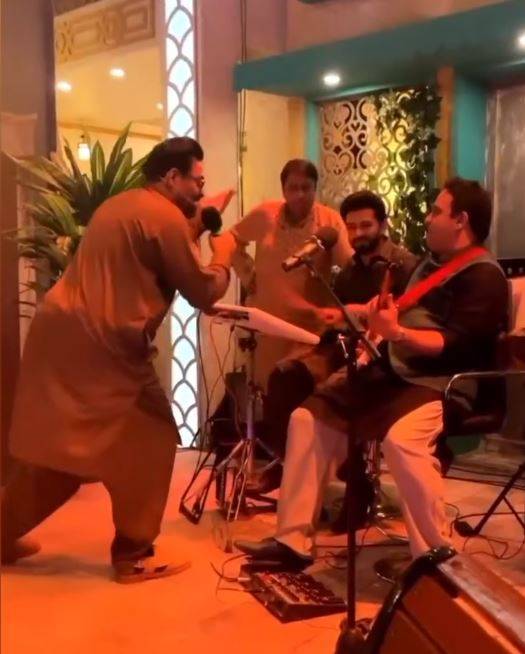 Netizens roast Aamir Liaquat for singing ‘Laila Mai Laila’ in Ramazan show