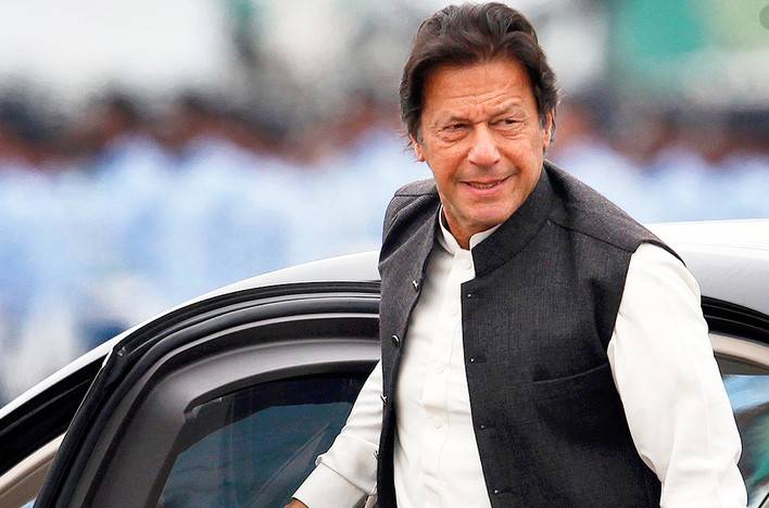 PM Imran drives car without protocol in capital