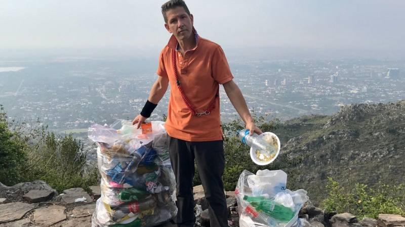 British High Commissioner’s picture carrying bags of litter goes viral