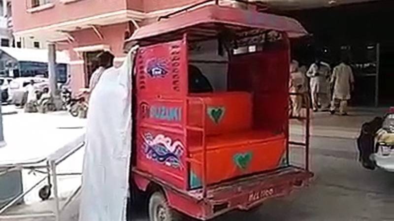 Woman gives birth to baby in Qingqi rickshaw outside hospital in Sanghar