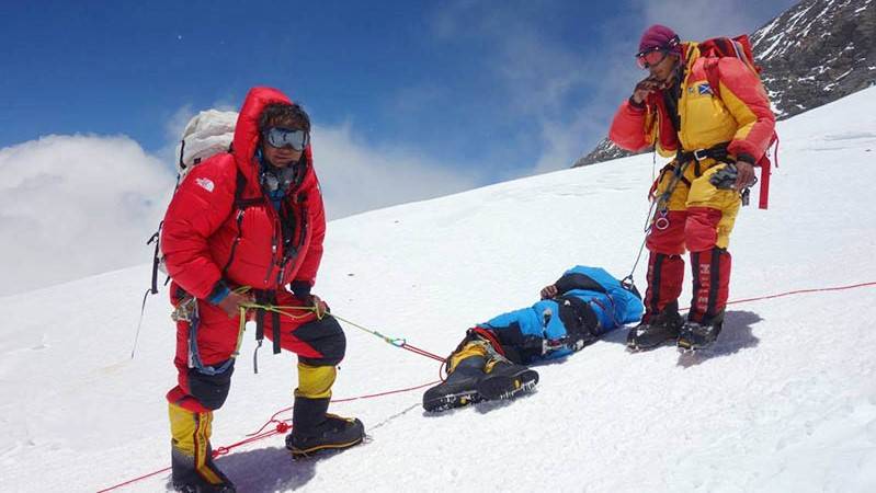 Second Sherpa guide dies on Everest