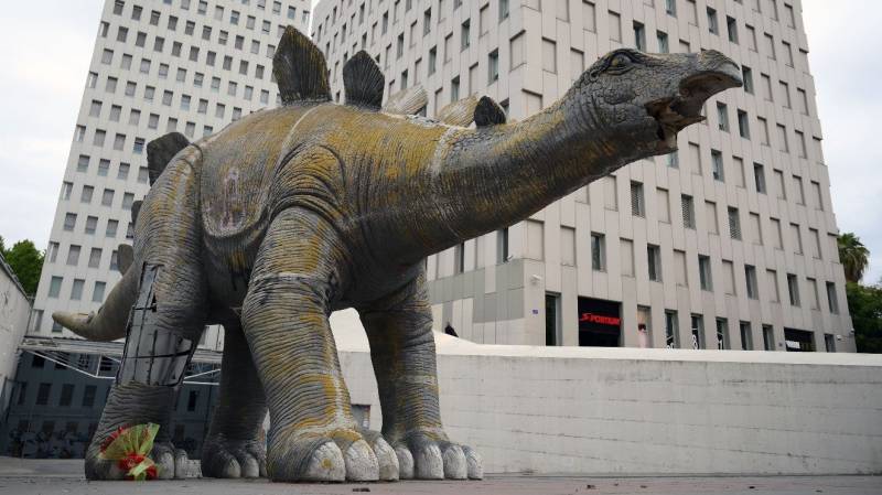 Man dies trapped inside dinosaur statue in Spain