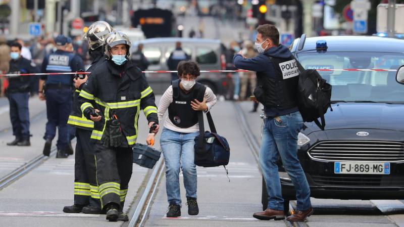 Suspect in French knife attack on policewoman killed in shootout