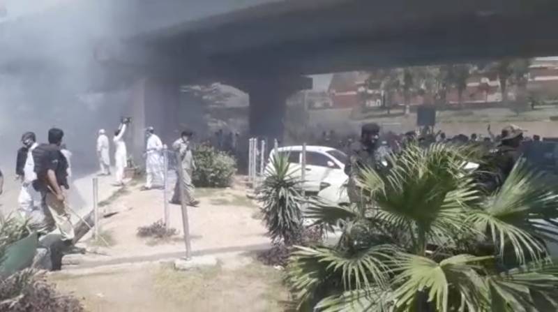 Police resort to violence on protesting university employees in Peshawar 