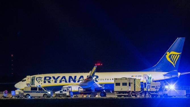 Ryanair passenger jet makes emergency landing in Berlin