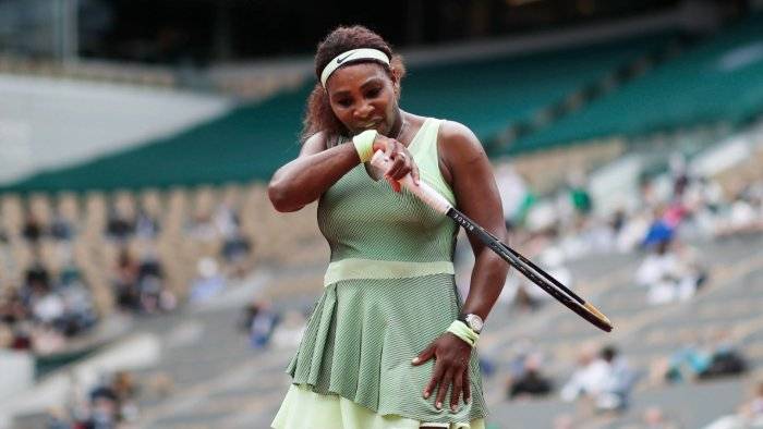 'Nobody else is Serena': Williams powers into French Open last 16