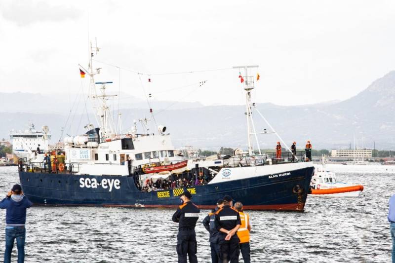 Italian coastguard blocks German migrant rescue boat