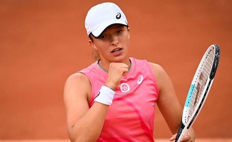 Perfect 10 as champion Swiatek moves into French Open last 16