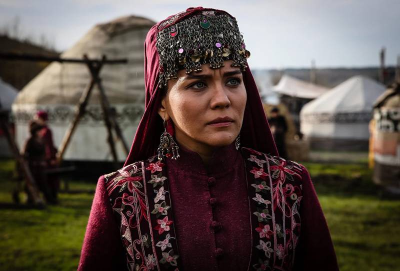 Ertugrul actress Burcin Abdullah aka Hafsa Hatun expresses grief over Ghotki train accident