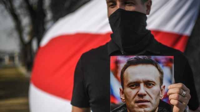 Navalny dedicates award to all political prisoners in Russia, Belarus