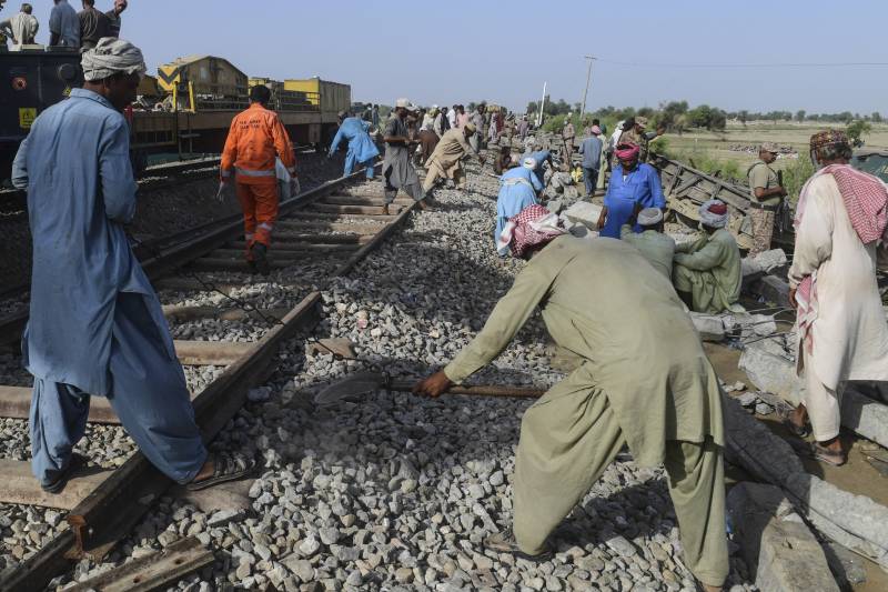 Joint probe hints at Millat Express derailment due to ruptured track