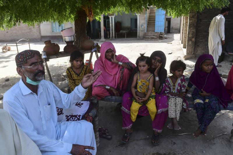 'Hero' family rushes to aid Ghotki train crash victims