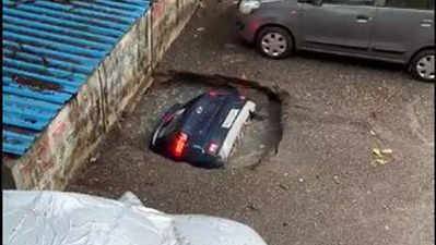 Heavy rainfall: SUV sinks into ground in Mumbai's Ghatkopar 