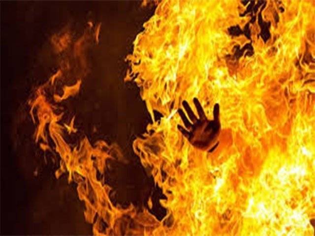 Man spares niece, sets her paramour to fire in Shujabad