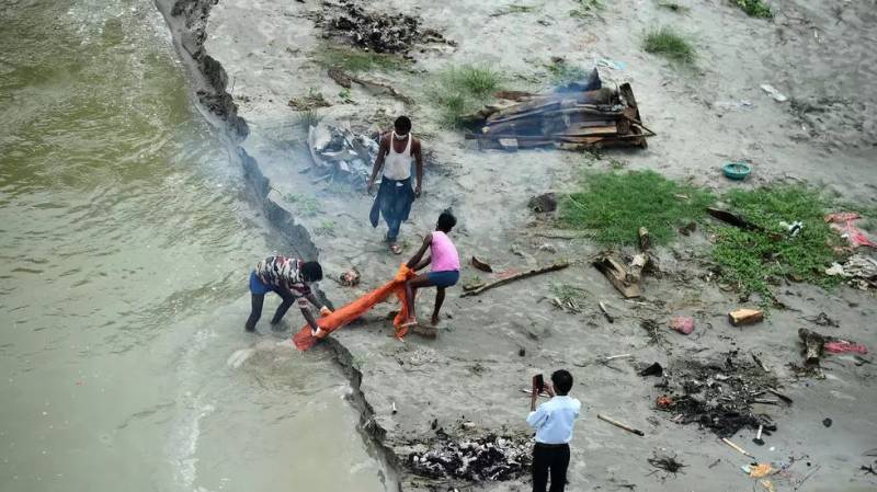 Ganges exposes India's Covid graves