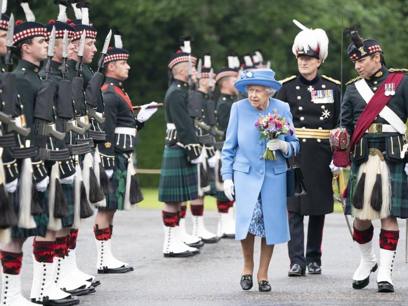 Puppets, performers, parades for queen's 70-year reign