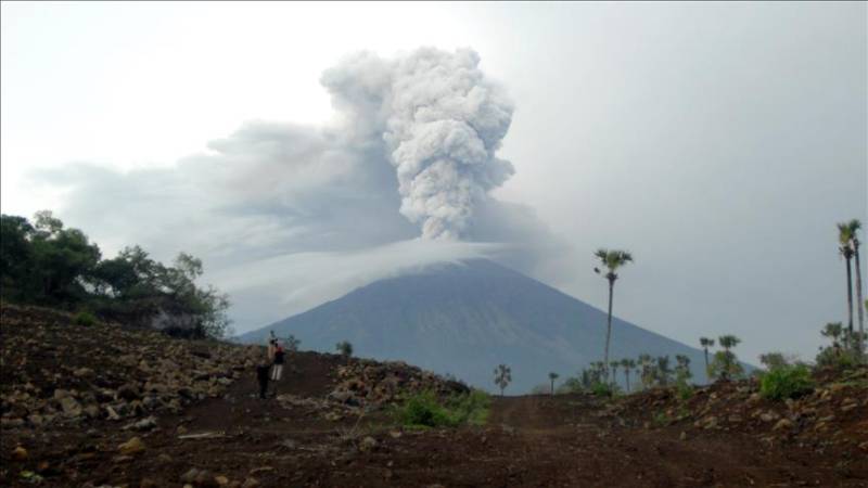 Philippines on alert for another volcano eruption as thousands flee