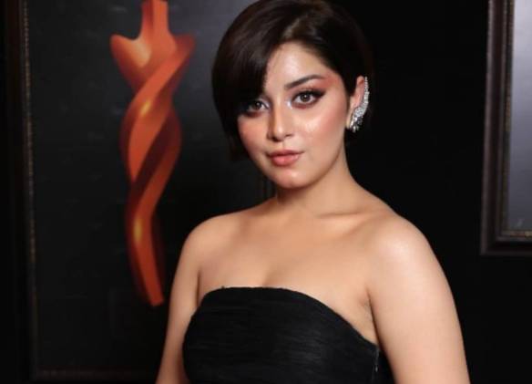 Alizeh Shah becomes top Twitter trend for strapless gown  