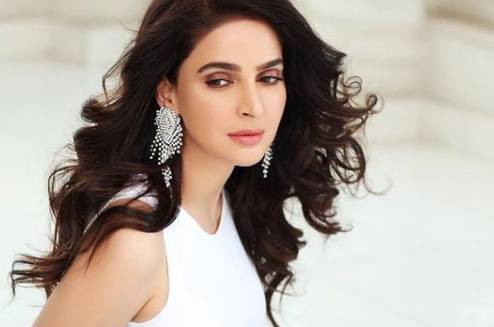 Saba Qamar turns her DIVA-MODE on in dance video 