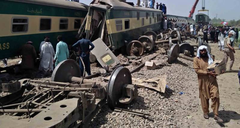 Two bogies of another train derail in Ghotki