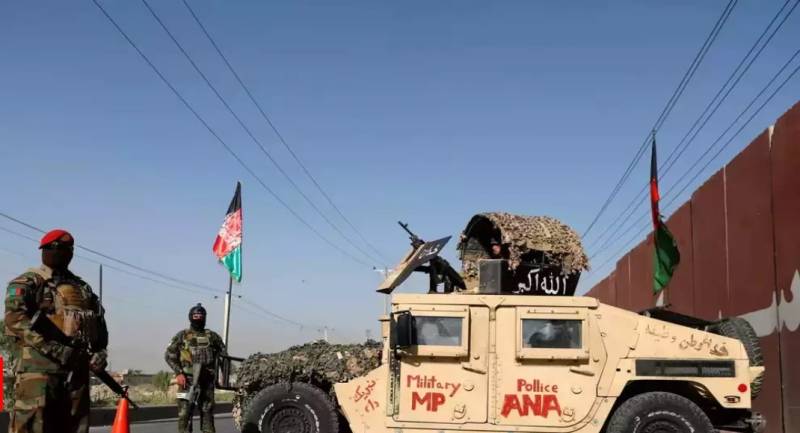 Kabul sends in commandos as Taliban surround Afghan city