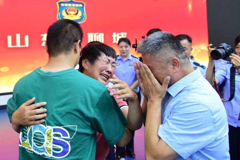 Chinese father reunited with kidnapped son after 24-year search