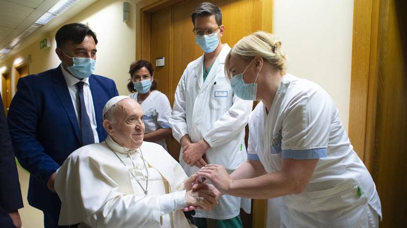 Pope Francis leaves hospital after operation