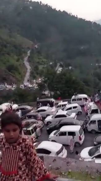 Thousands of tourists in trouble at Kaghan Valley 