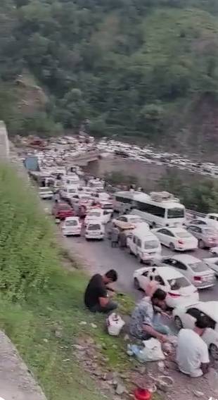 Thousands of tourists in trouble at Kaghan Valley 