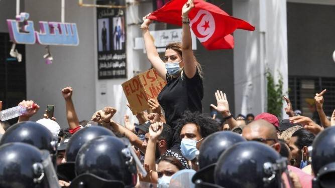 World reacts to Tunisia political turmoil