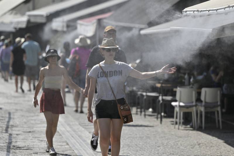 'Dangerous' heatwave hits Athens again