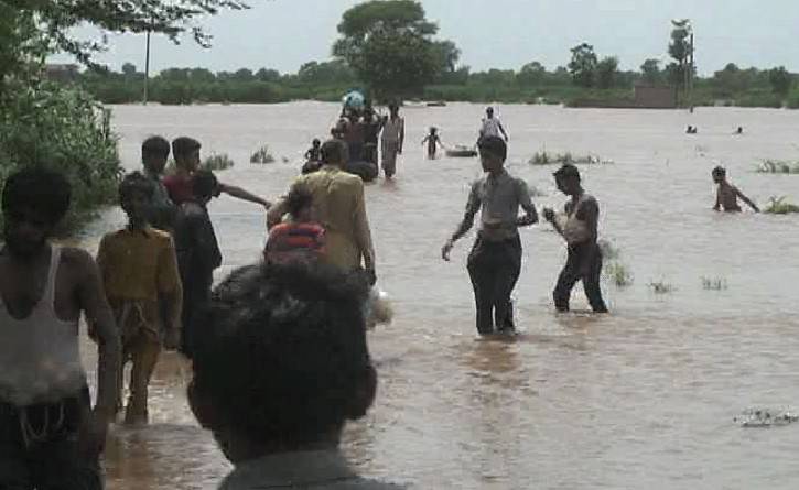 People look for shelter as River Chenab floods 35 Jhang villages