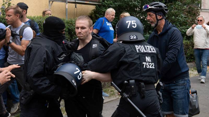 Scuffles in Berlin as Covid sceptics defy protest ban