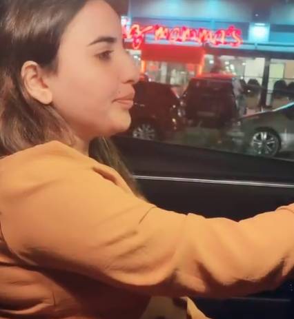 Watch Hareem Shah driving to the tune of ‘O pehle yaar nu razi kar’ 