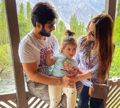 Aiman Khan, Muneeb Butt appreciating the beauty of northern areas while on vacations 