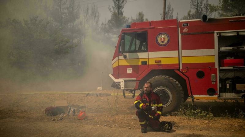 Greece wildfires 'slowly coming under control': mayor