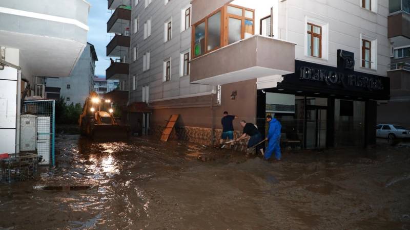 Turkish hospital, villagers evacuated in flash floods