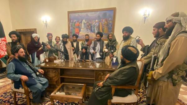 Taliban turn back Afghan govt employees returning to work