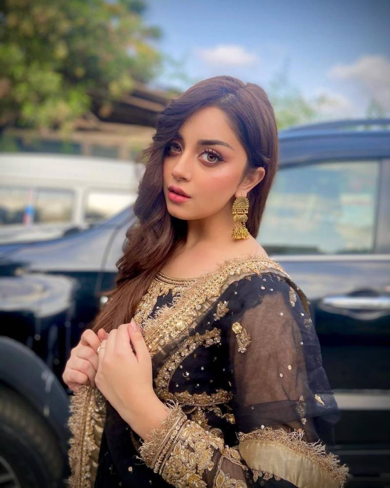 Alizeh Shah charms fans with glamorous look in latest video