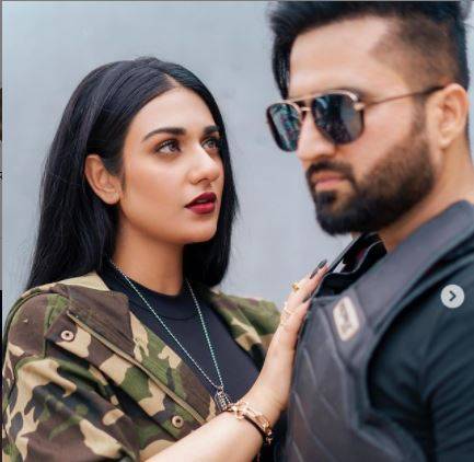 Sarah Khan proving ‘too heavy’ in working relationship with husband Falak Shabir