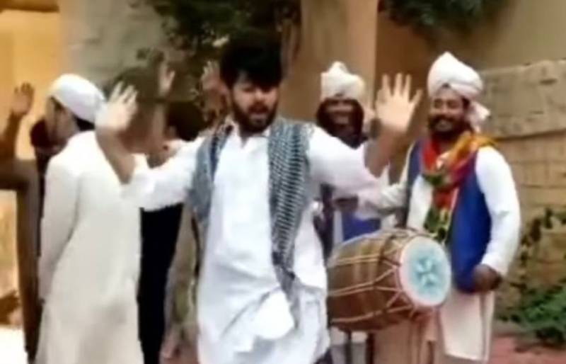 Imran Ashraf goes bonkers when it comes to womanly dance