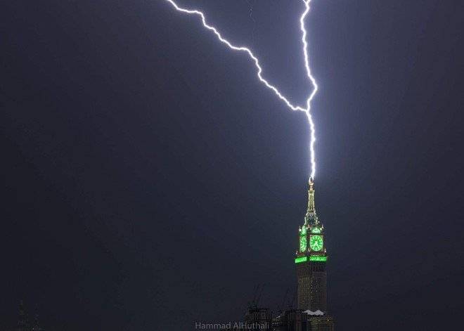 Video of lightning striking Makkah Clock Tower goes viral