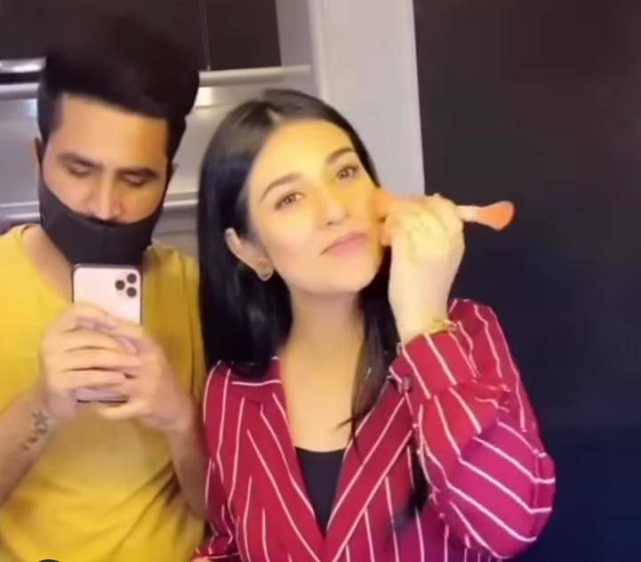 Falak Shabir celebrates ‘blush moment’ as Sarah Khan plants love on his cheek